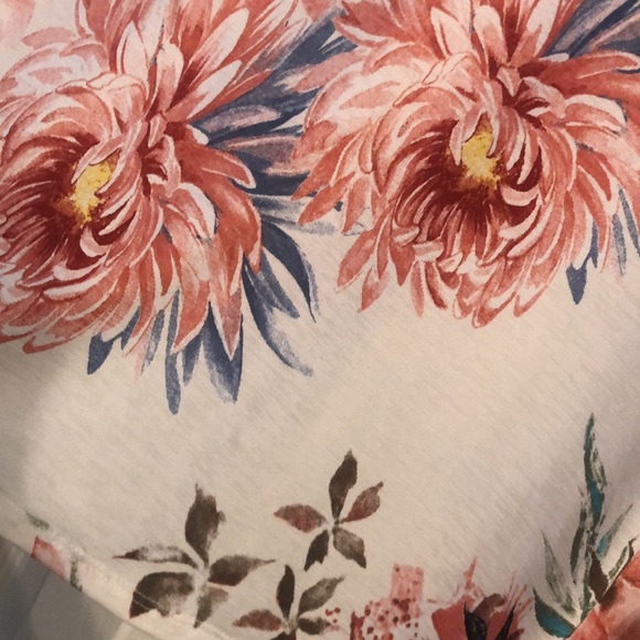 Ee:some - MEDIUM - 96% Polyester - Floral Top - Picture 3 of 4